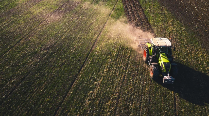 في عالم تتشابه فيه المنتجات، وتضيع فيه الفروق، اختارت “تَجَمُّلاً” طريقًا مختلفًا: طريق الأصالة. فالأصالة هنا ليست حنينًا للماضي، بل التزامًا أخلاقيًا بالحقيقة، وبأن يكون كل منتج انعكاسًا صادقًا لمصدره.