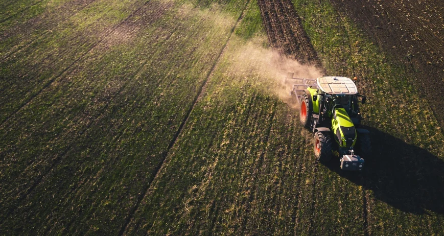 في عالم تتشابه فيه المنتجات، وتضيع فيه الفروق، اختارت “تَجَمُّلاً” طريقًا مختلفًا: طريق الأصالة. فالأصالة هنا ليست حنينًا للماضي، بل التزامًا أخلاقيًا بالحقيقة، وبأن يكون كل منتج انعكاسًا صادقًا لمصدره.