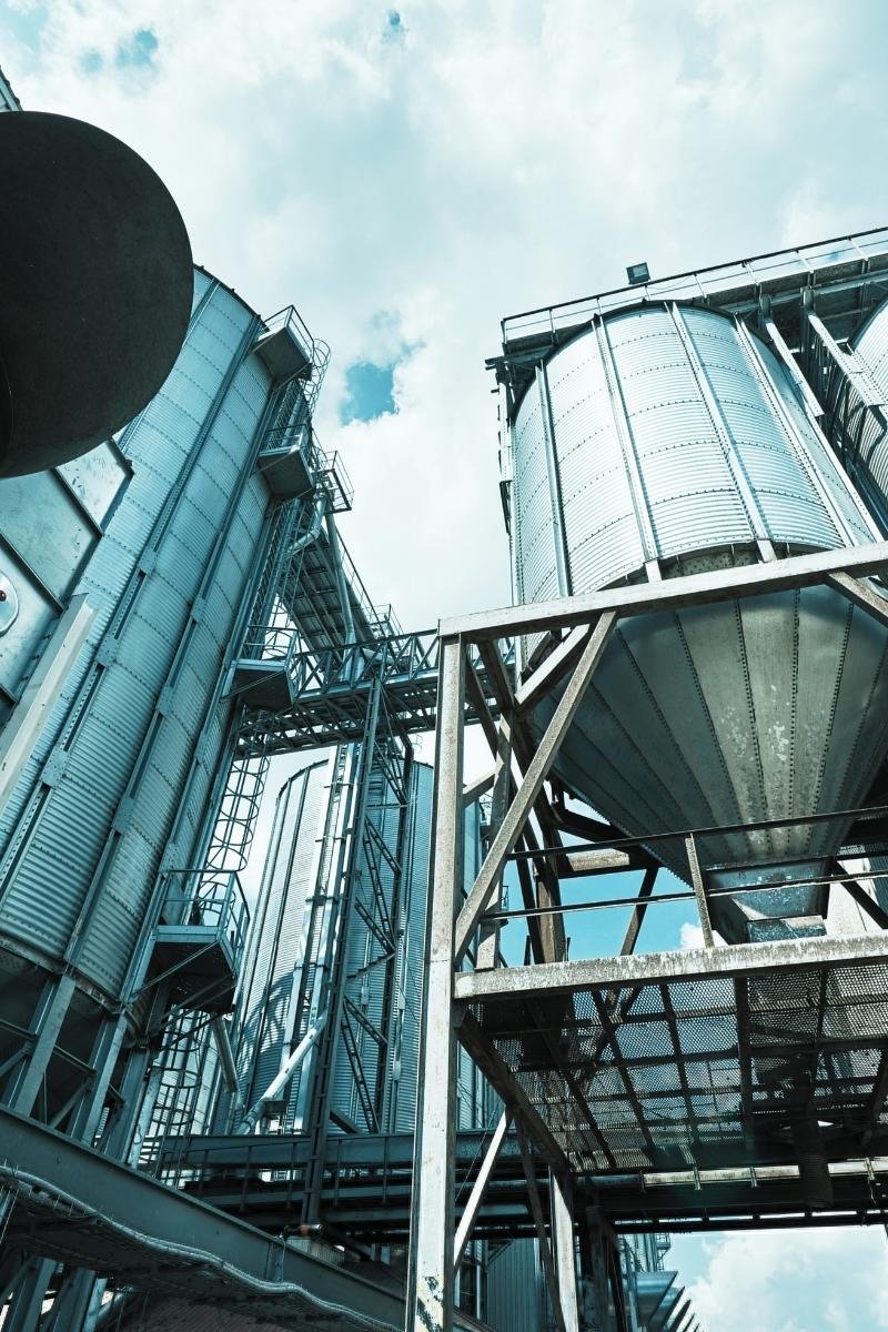 في السودان، حيث تتعانق القنية مع الانتاج المسؤول، وُلدت حكاية تَجَمُّلاً. لم تكن شركة بالمعنى التجاري الضيق، بل كانت استجابة صادقة لنداء كل بيت سوداني